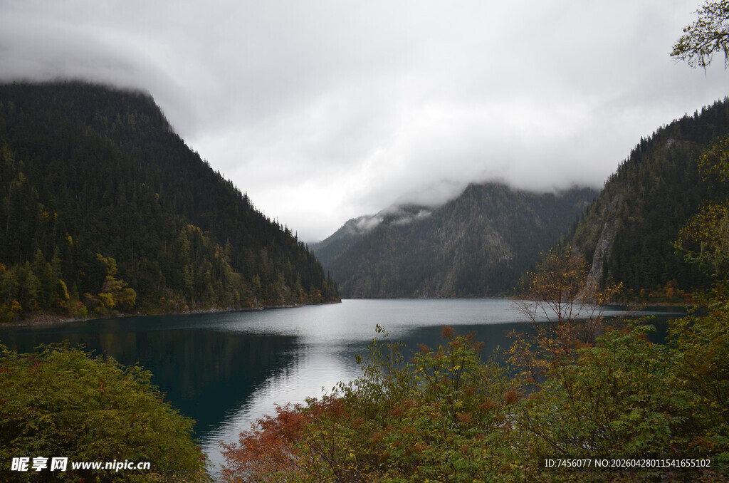 山间幽湖美景