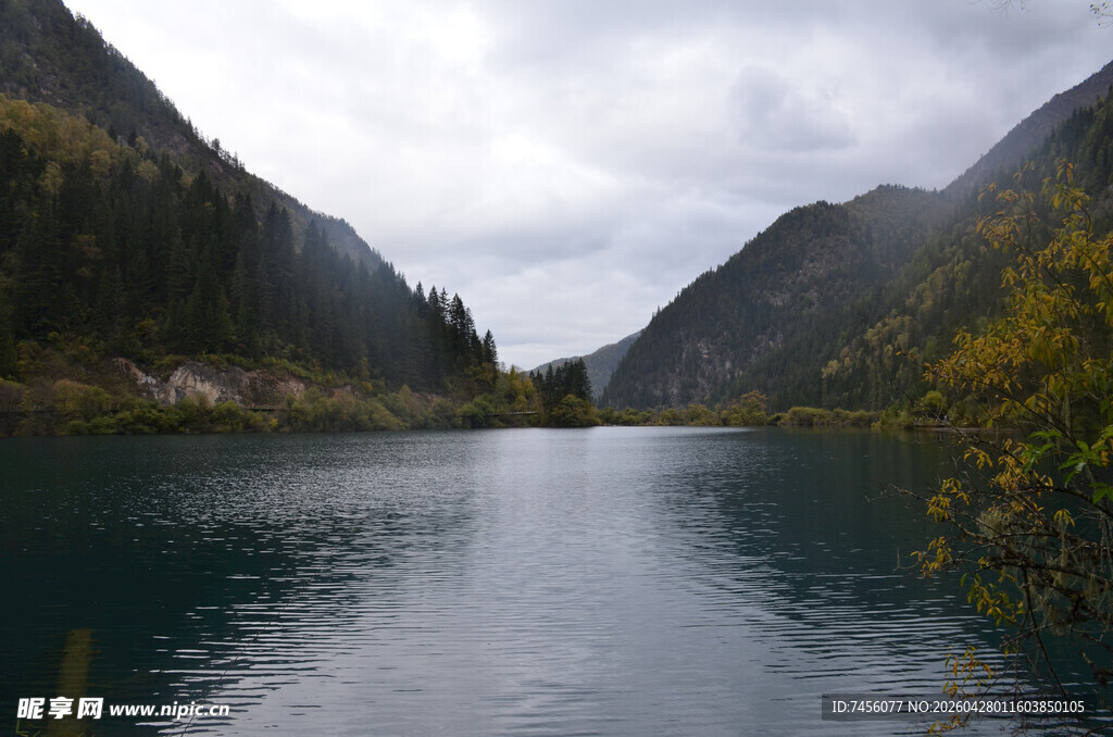 山间静谧湖泊美景