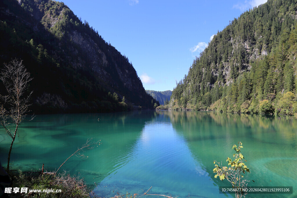 碧绿湖水映两岸青山