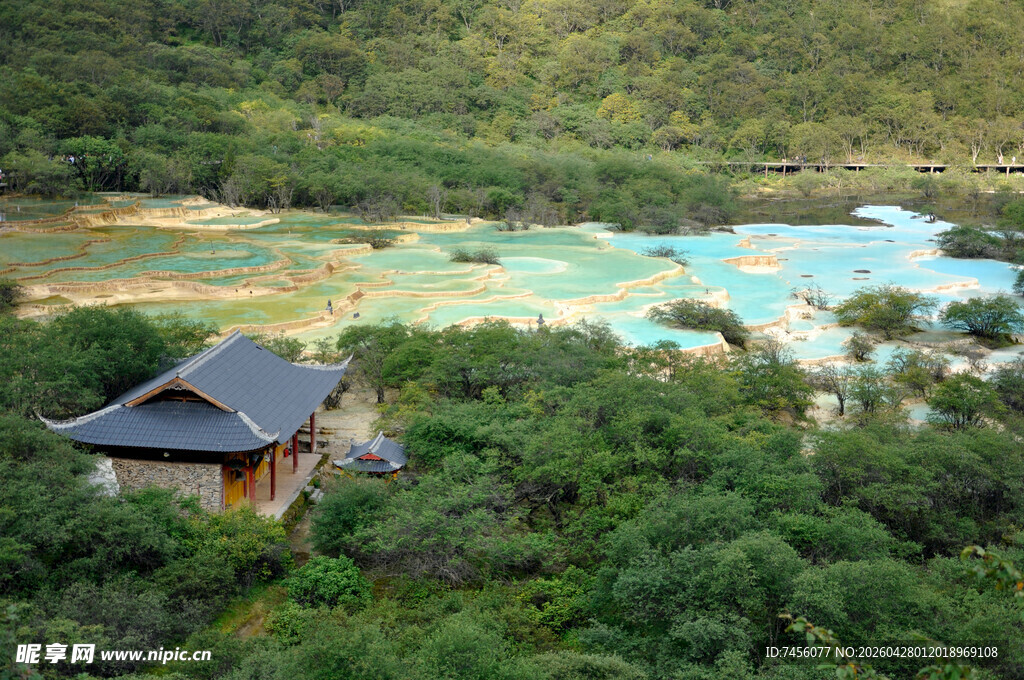 山间小屋旁的多彩湖泊景观