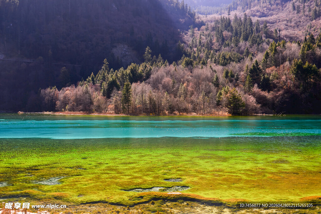 九寨沟绚丽多彩的湖水