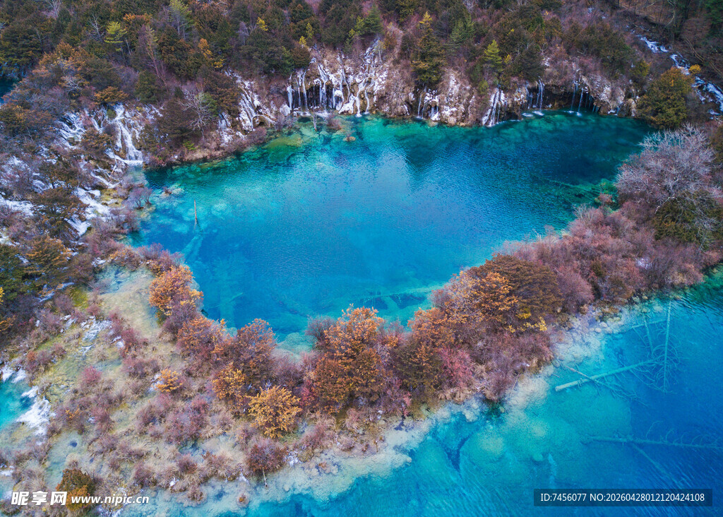 梦幻蓝湖山间自然美景
