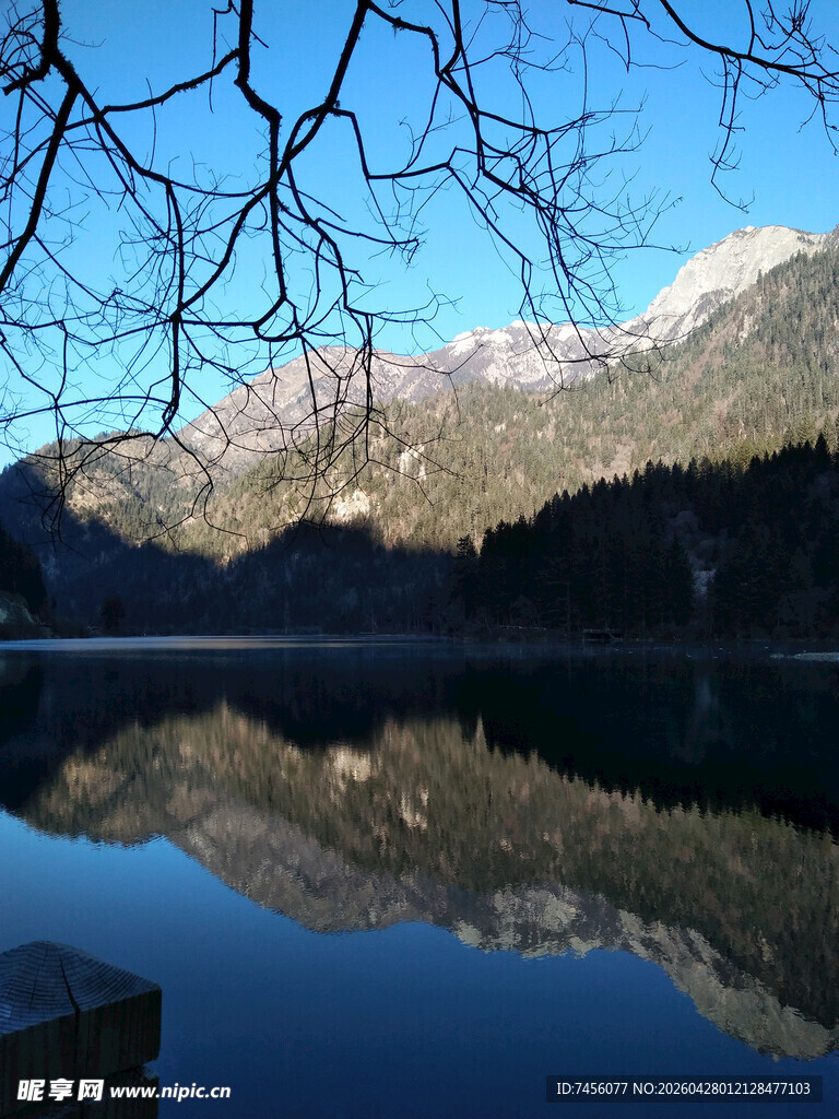 山间静湖与雪山倒影