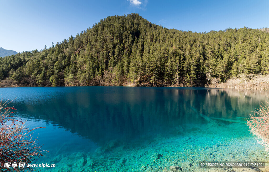 梦幻蓝湖青山环绕美景