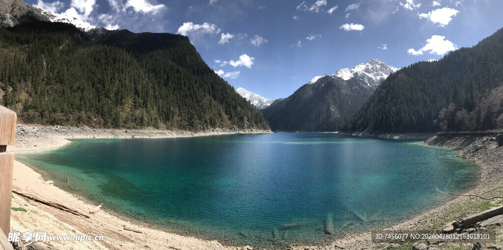 高山环抱的澄澈碧绿湖泊