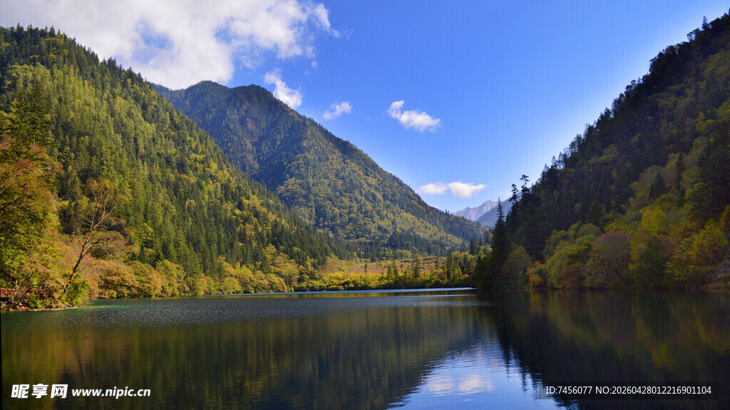 山间静谧湖景