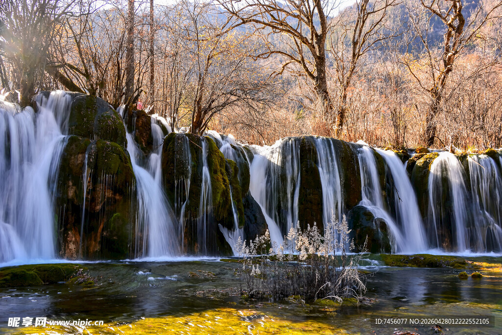 山间瀑布自然美景