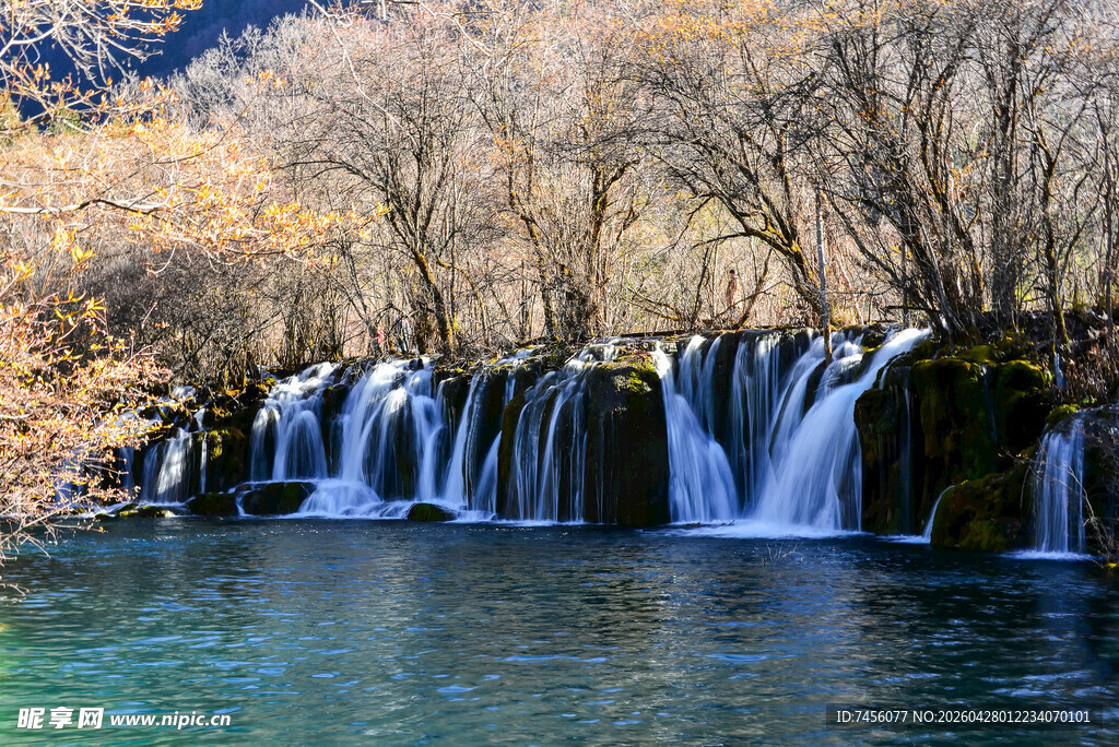 山间瀑布美景