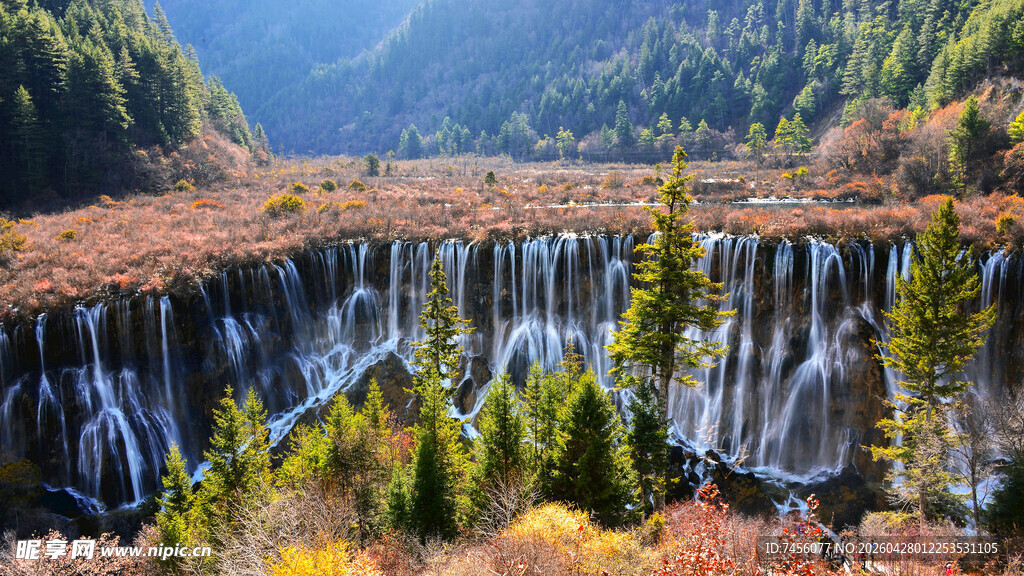 秋日壮观瀑布山林美景