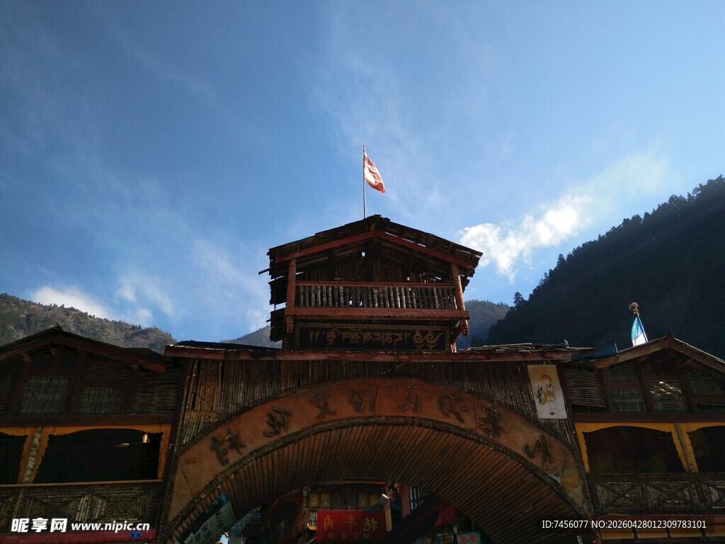 古朴建筑大门山间景致