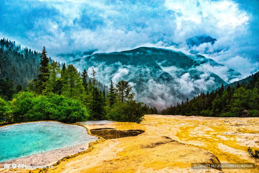 梦幻山林间的多彩湖泊