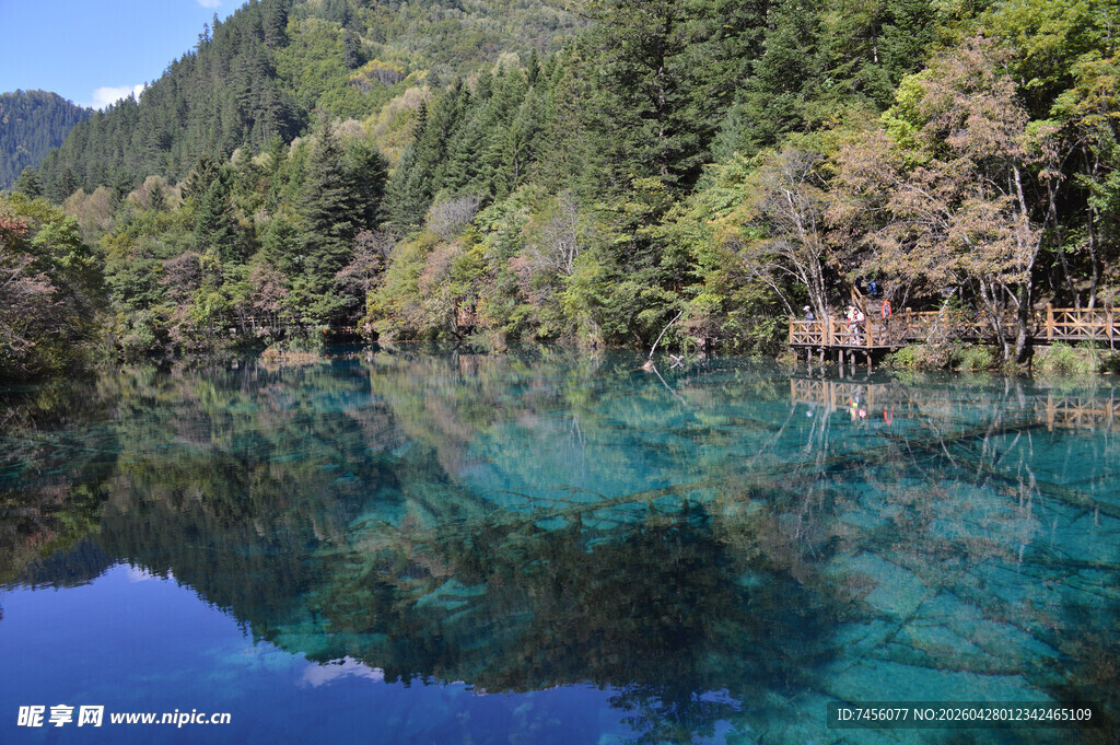 九寨沟清澈湖水美景