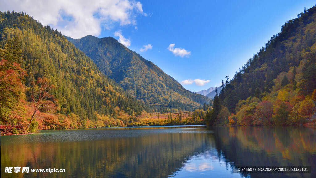 秋日山水湖景风光图
