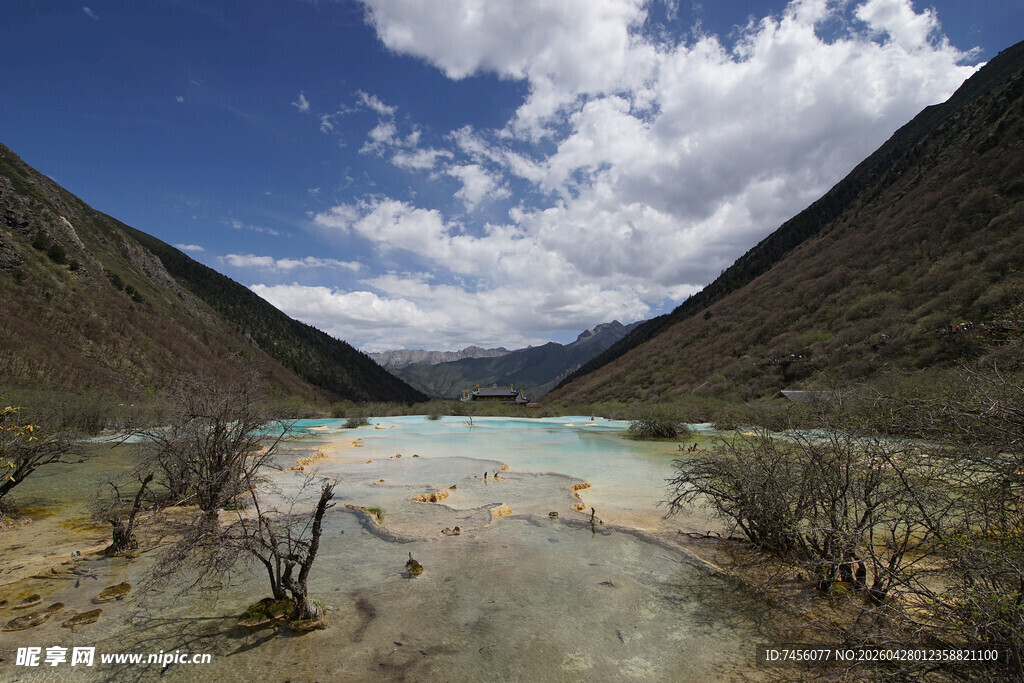 山间蓝湖美景