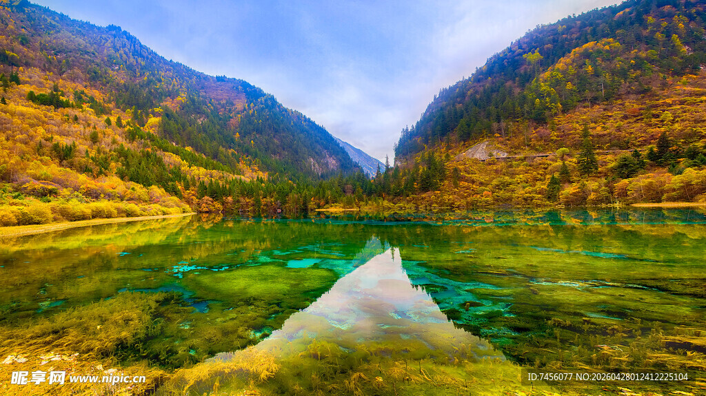 秋日山间清澈碧绿的湖水