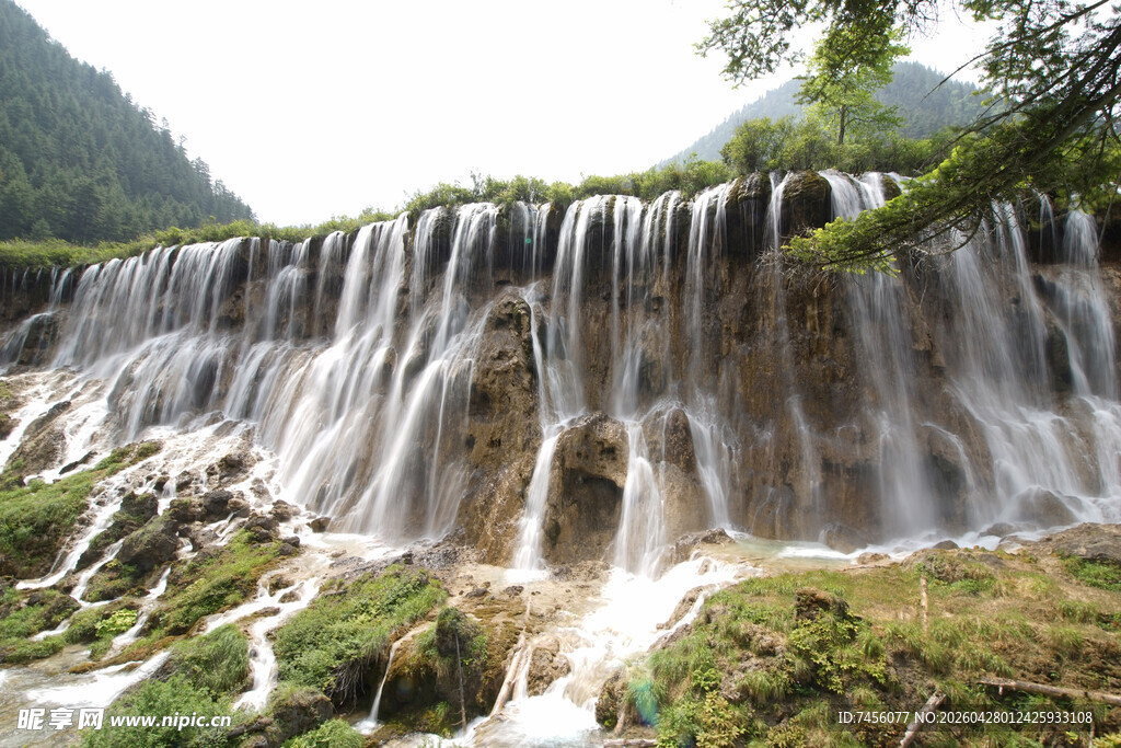 山间壮丽瀑布景观