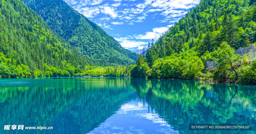 碧绿山水间的静谧湖泊