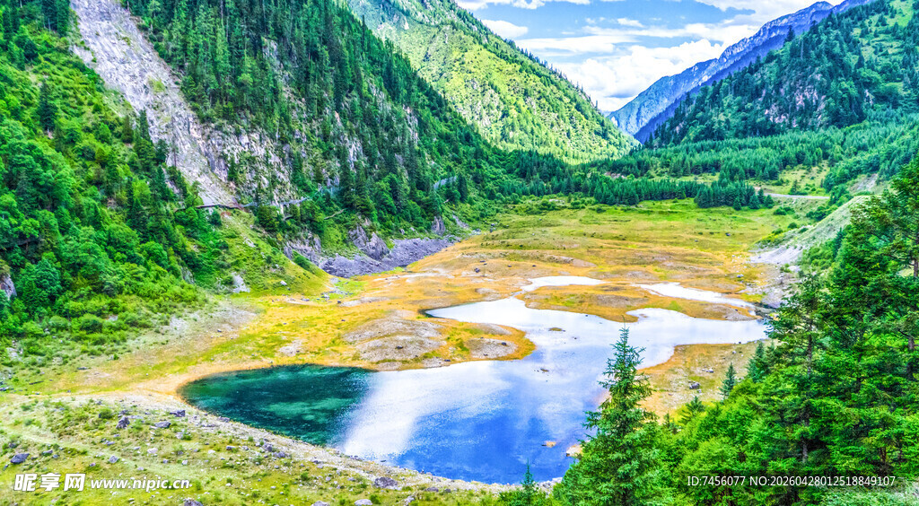 山间多彩湖泊美景