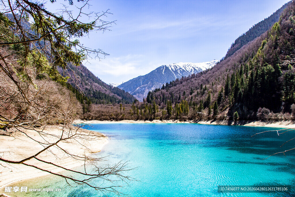 梦幻蓝湖山间绝美风光