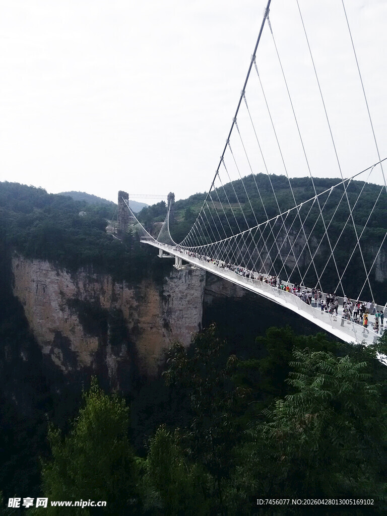 高山间的悬空玻璃吊桥