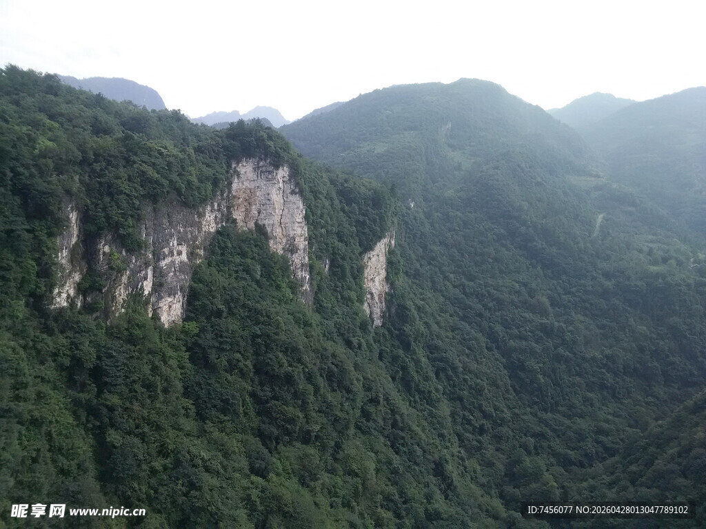 壮丽山峦绿意盎然