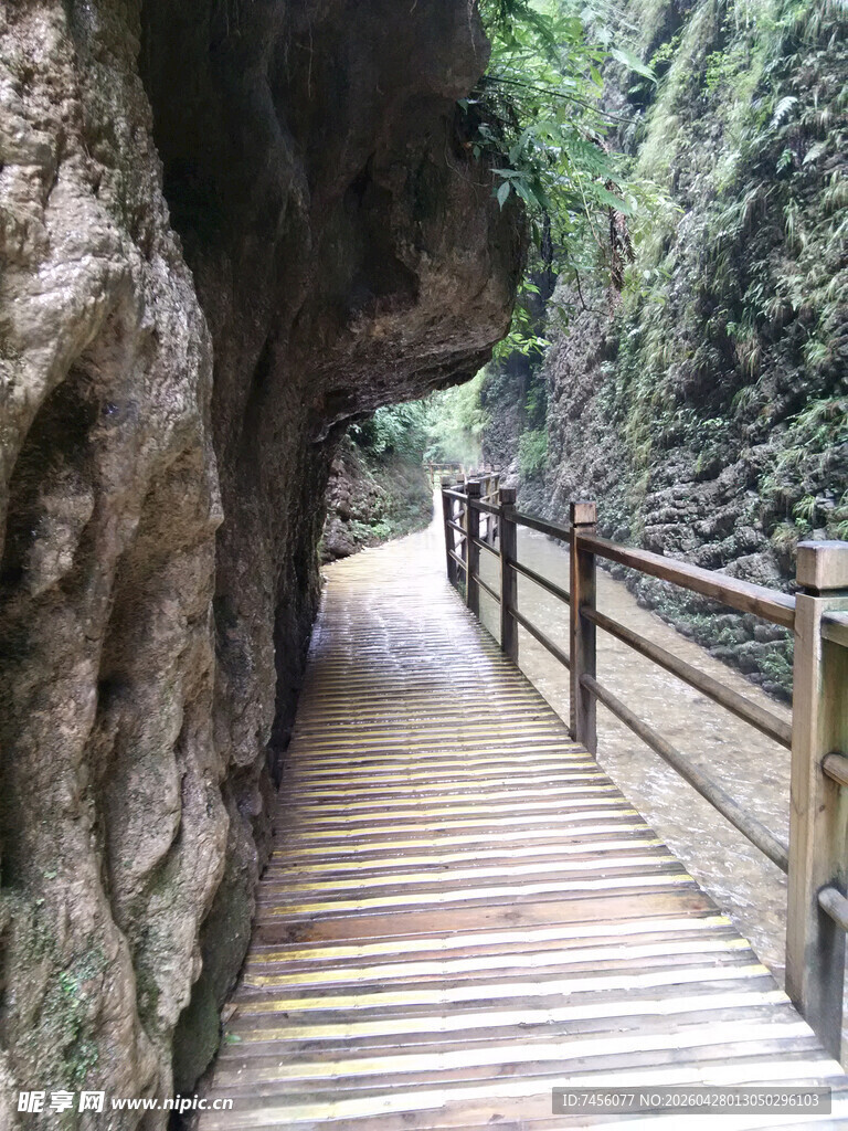 山间木栈道穿行于岩壁间