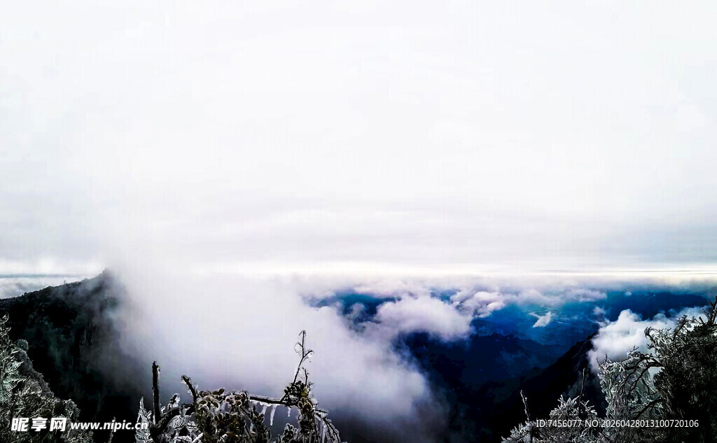 云海中的山峦美景