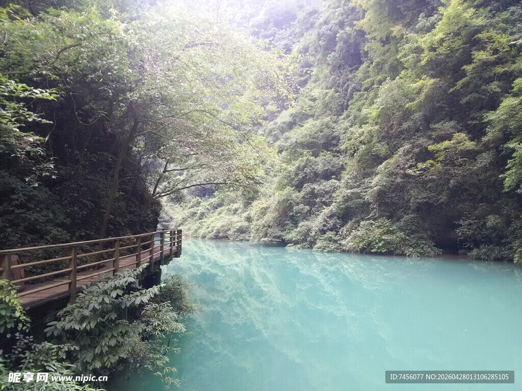 山间碧溪栈道美景