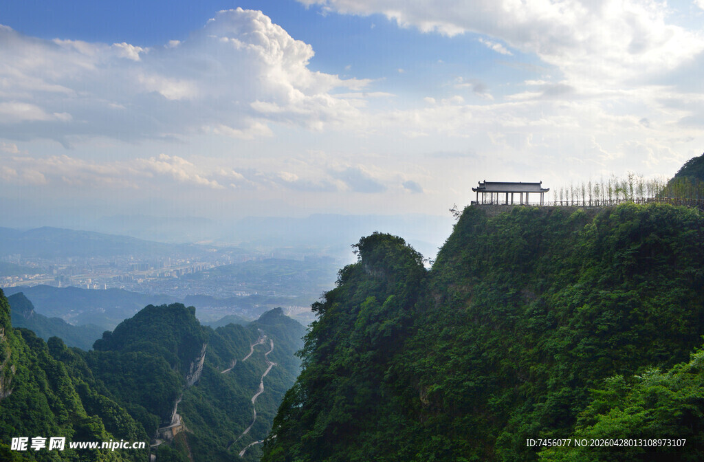 悬崖观景台俯瞰壮丽山景