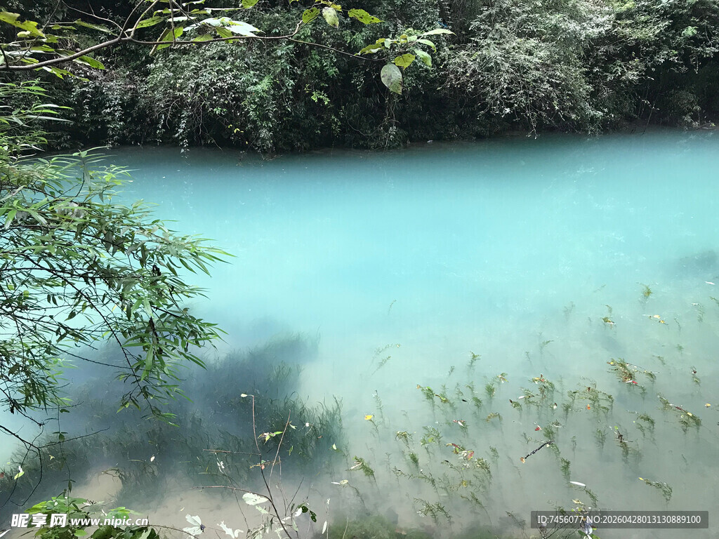 清澈蓝绿色的山间幽潭