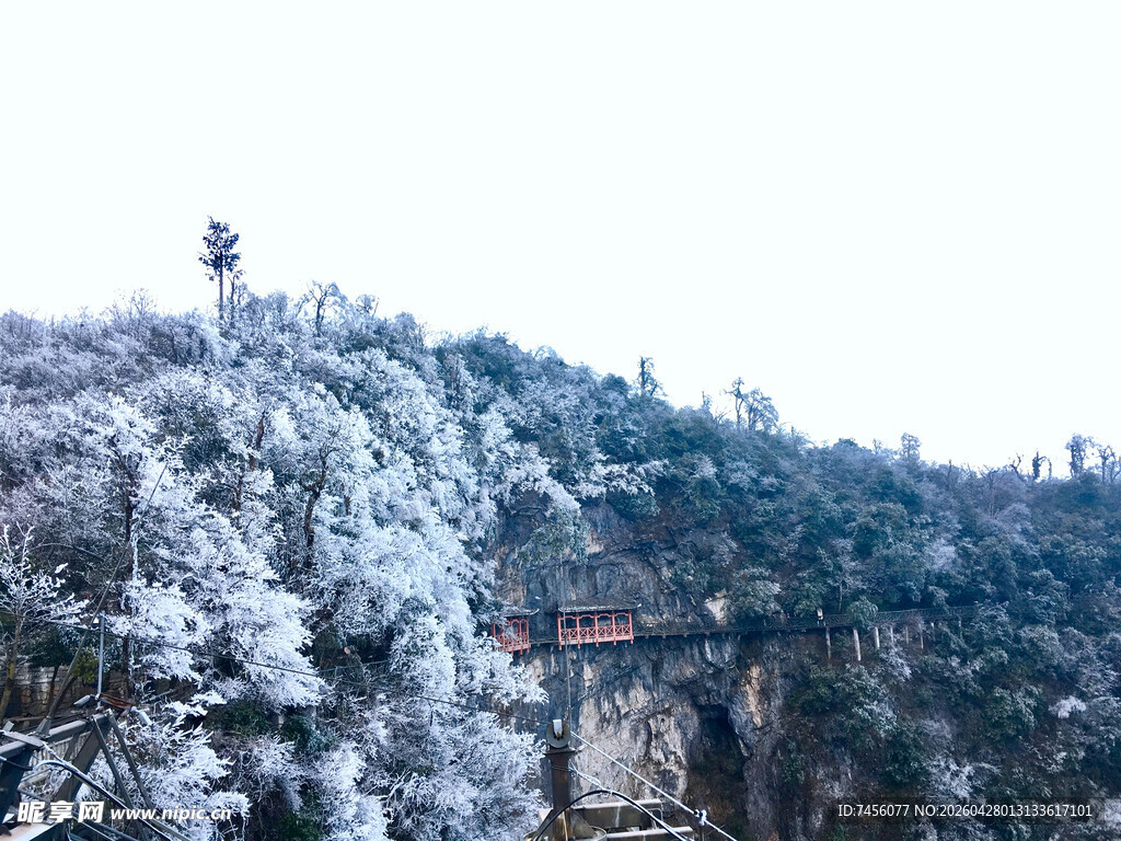 雪覆山峦中的古朴建筑