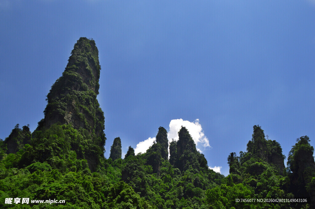 奇峰耸立绿意盎然的山景
