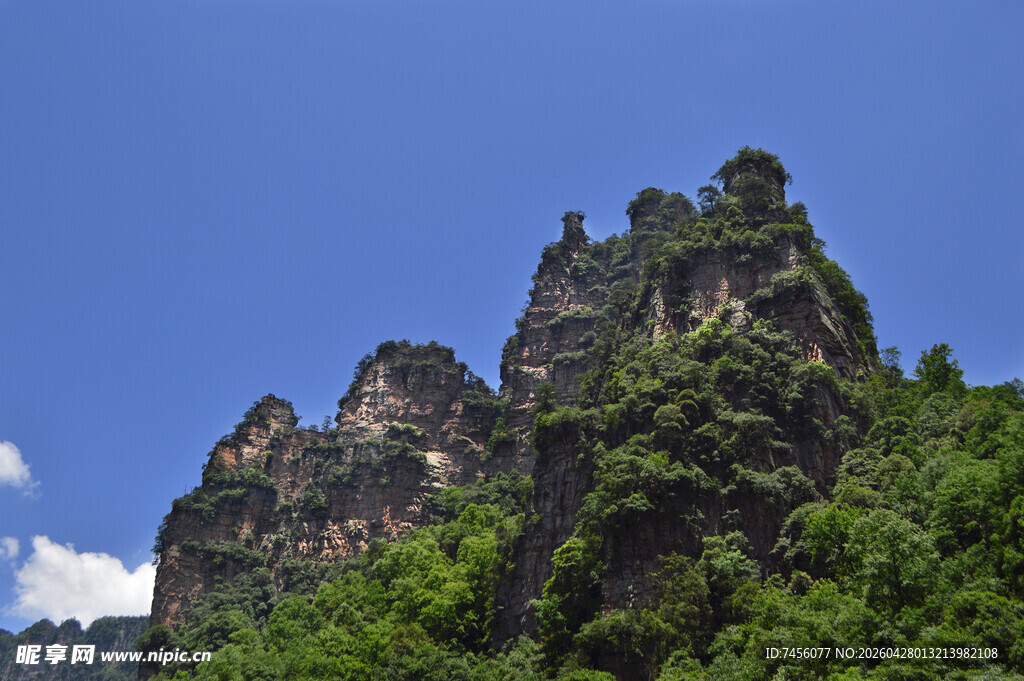 峻峭山峰覆绿意景色美