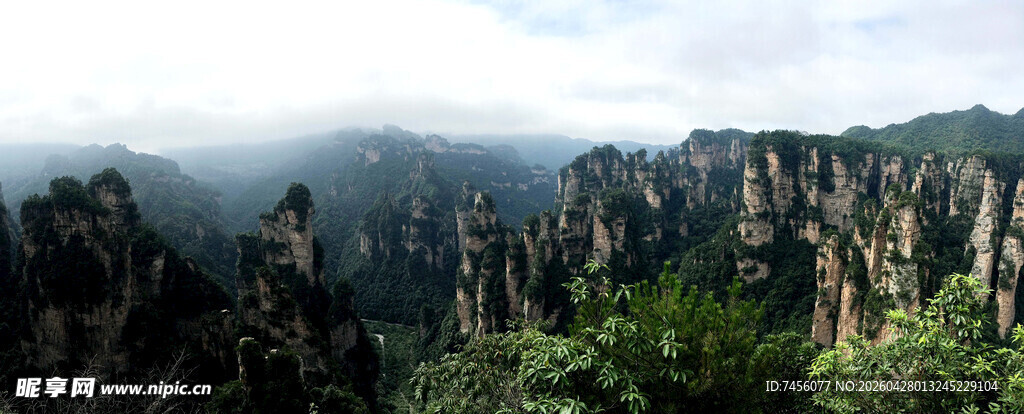 张家界奇峰云海壮丽景观