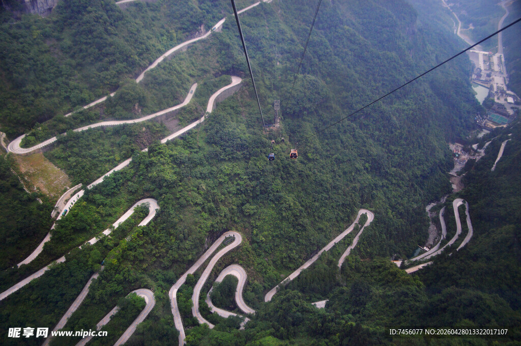 张家界天门山盘山公路奇观