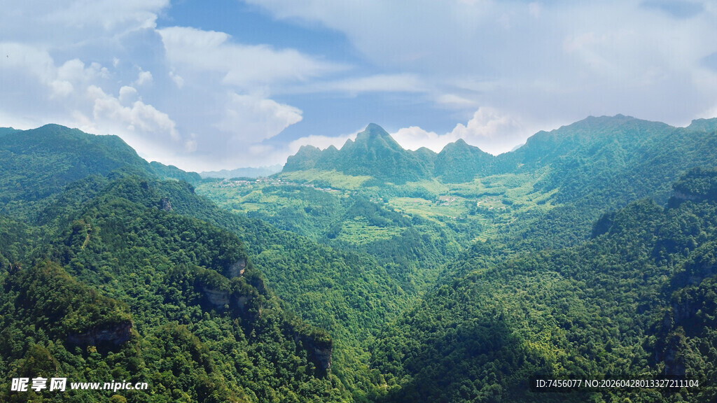 青山绿野间的壮阔自然景观
