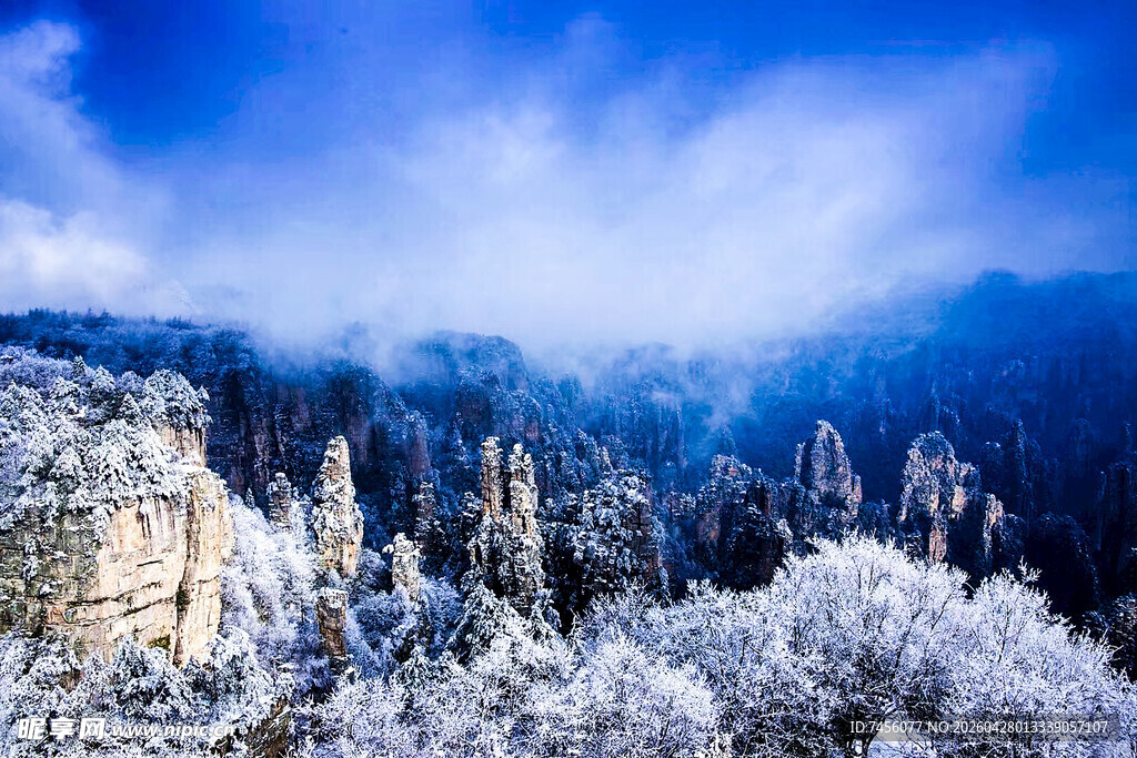 雪覆奇峰云雾缭绕美景