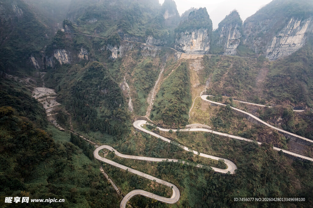 蜿蜒山路穿梭于青山之间