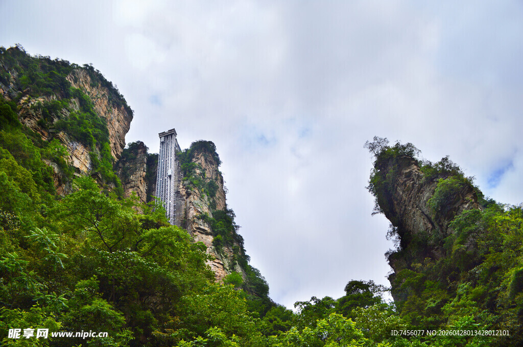 奇峰耸立的翠绿山间景色