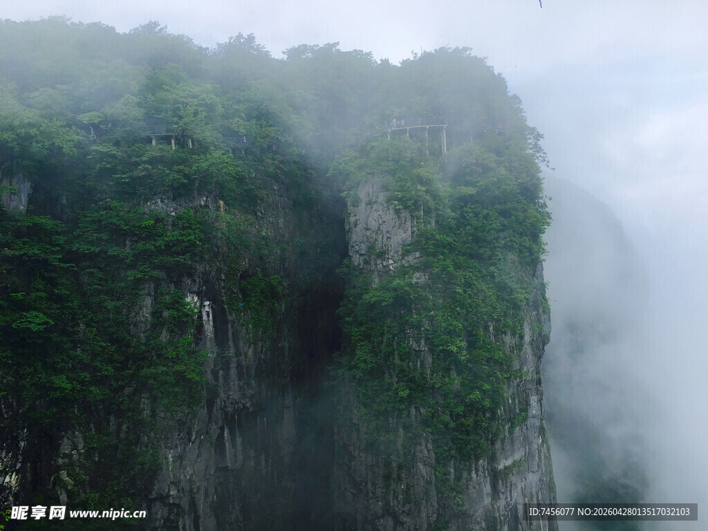 云雾缭绕的险峻高山