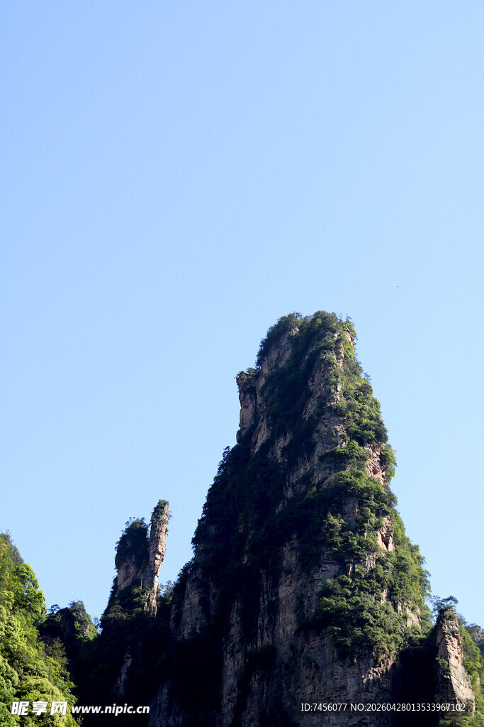 奇峰耸立绿意装点山峦