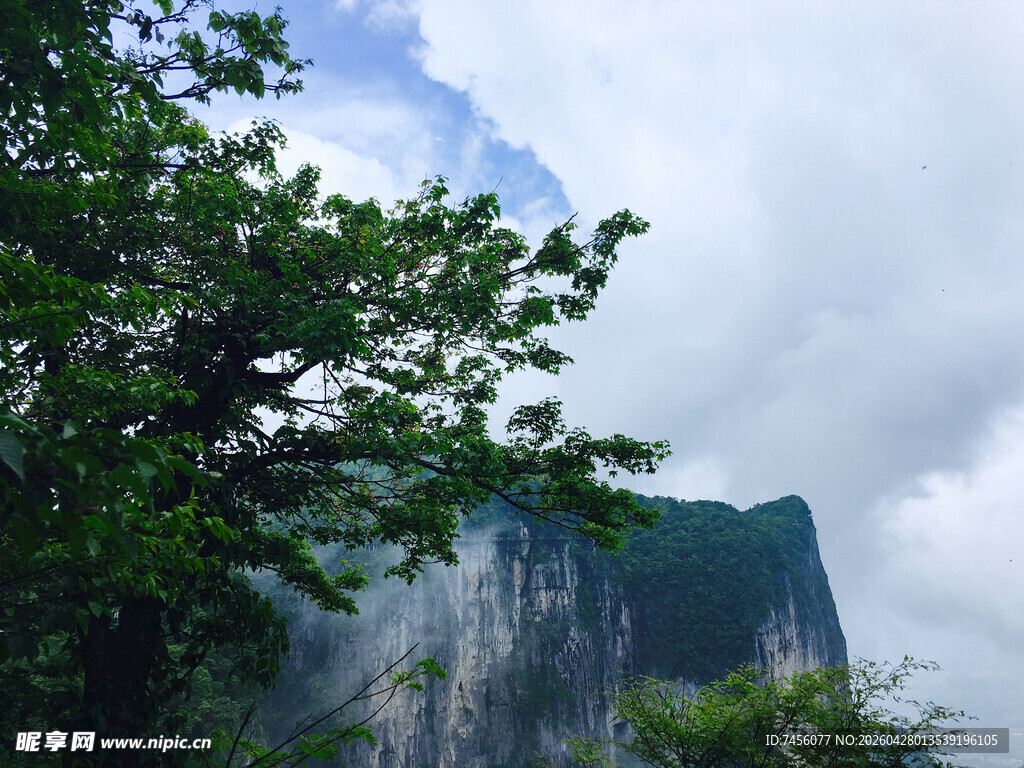 云雾缭绕的巍峨青山
