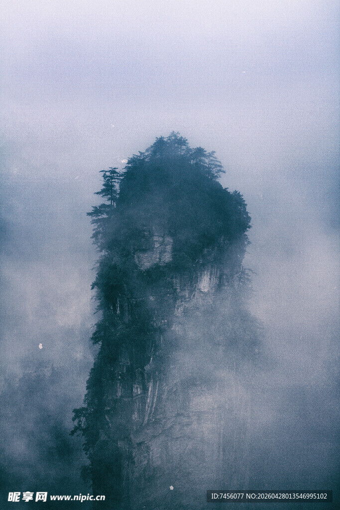 云雾缭绕中的神秘山峰