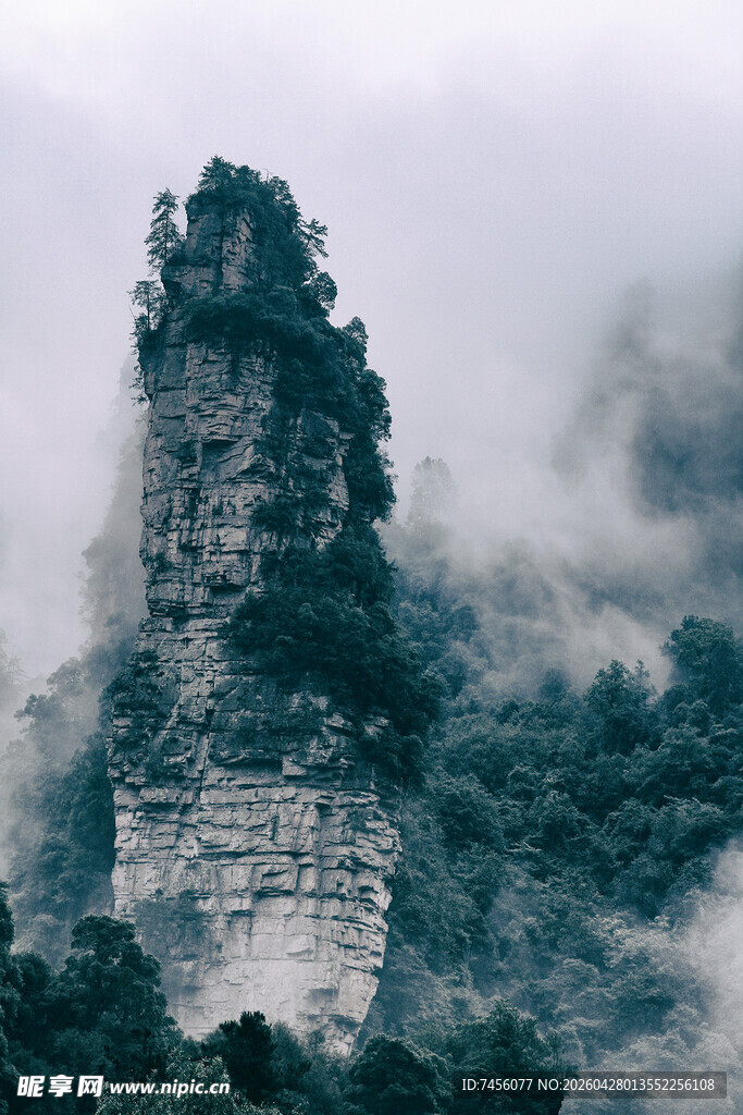 云雾缭绕中的孤耸山峰