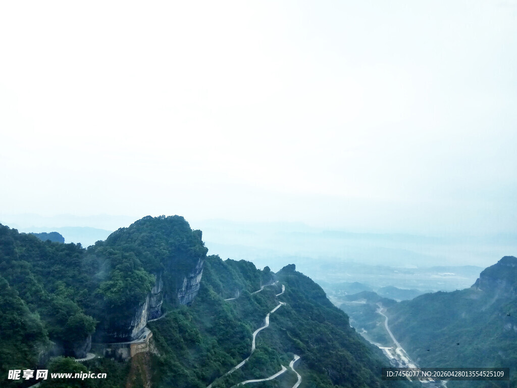 蜿蜒山路于青山间穿行