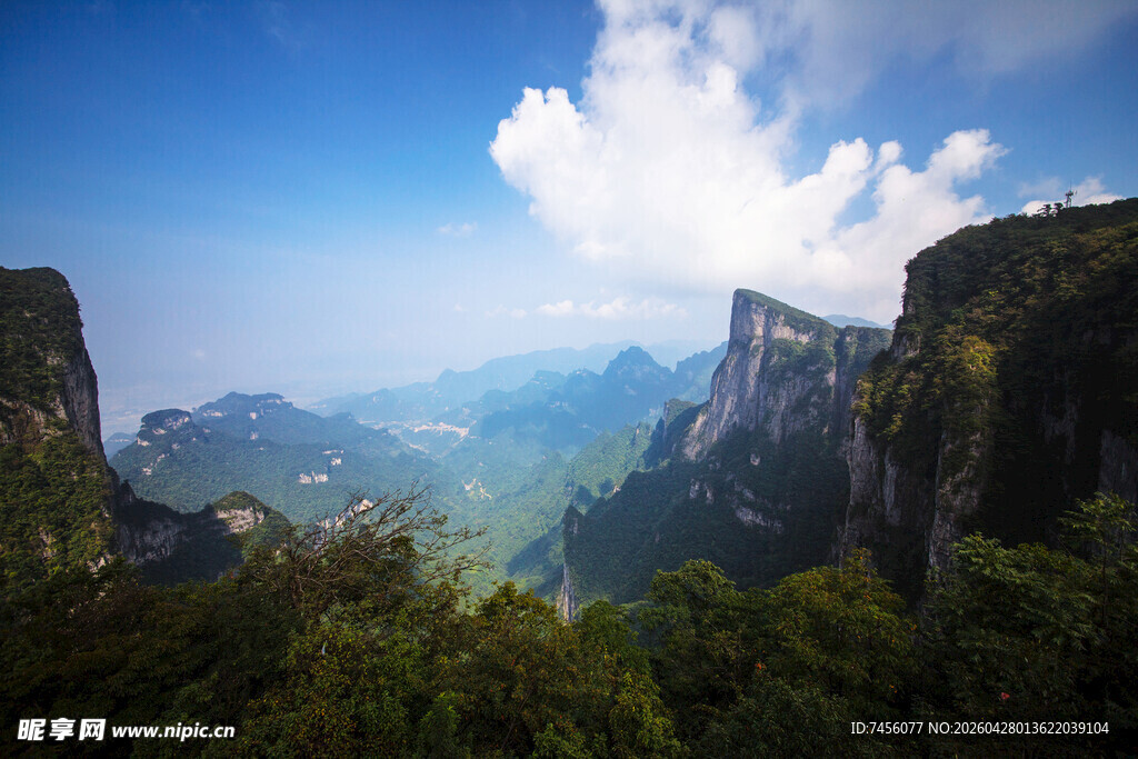 壮丽山峦间的蓝天美景