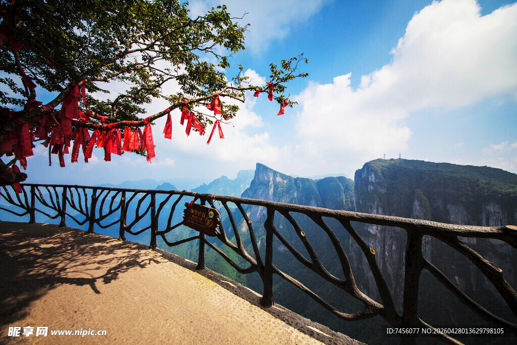 山间栈道挂祈福红绸美景