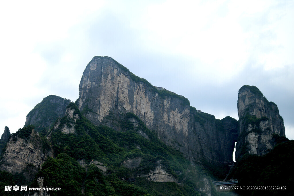 巍峨壮丽的奇特山峰景观