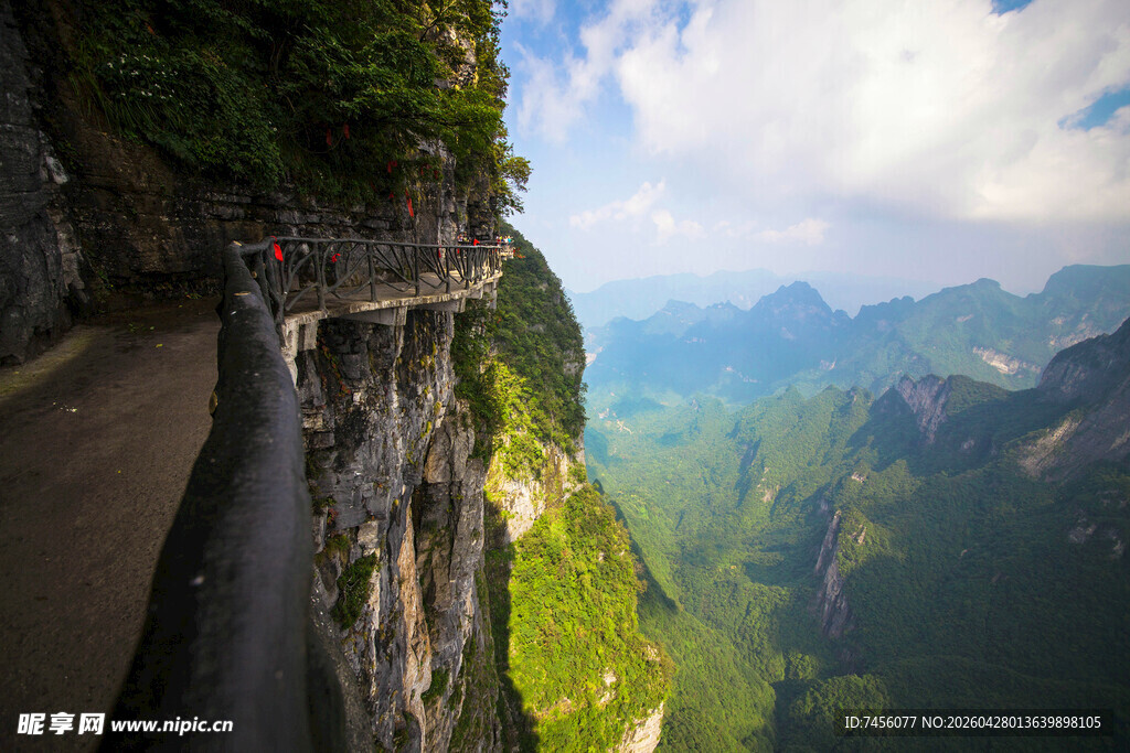 悬崖边公路美景