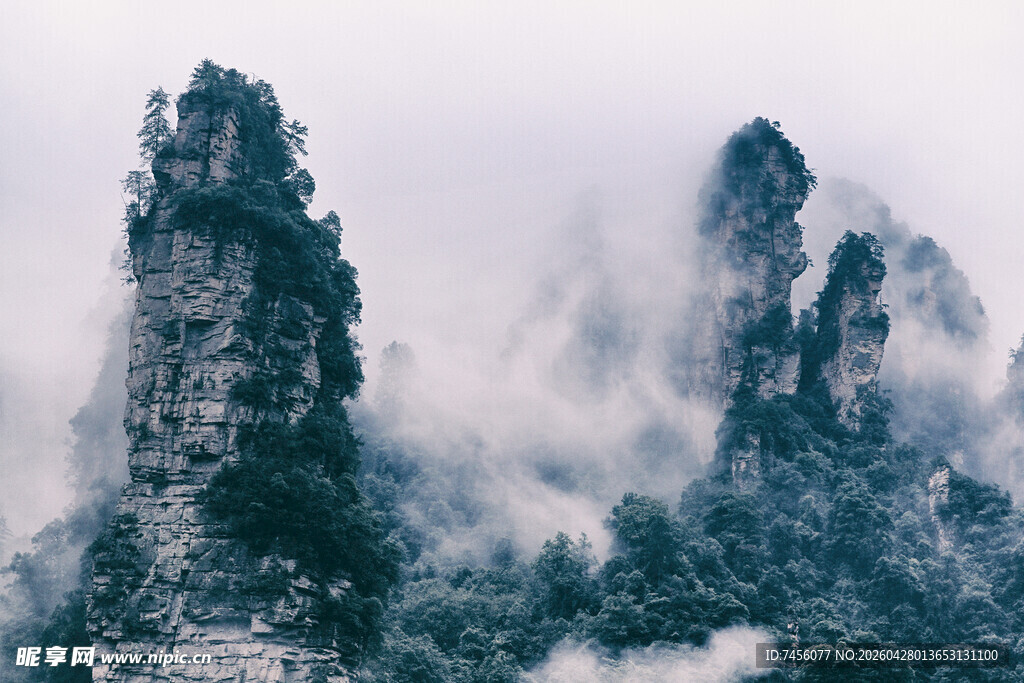 云雾缭绕的壮美山峰